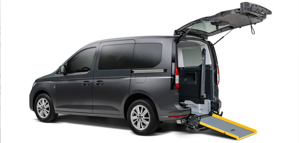 VW Caddy 5 mit der Rollstuhlrampe Flexiramp von api
